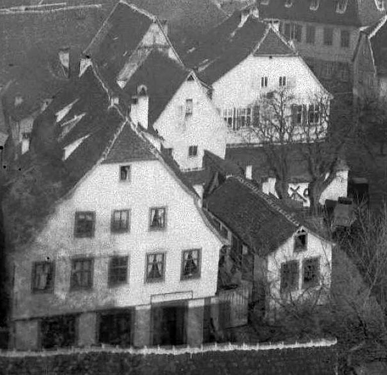 Ein Foto aus der Sammlung Schäfer zeigt die Situation um die Jahrhundertwende. Der
rechts neben dem Wohnhaus Fischer abgebildete Längsbau war wohl einst Scheune,
Holzlager und Schreinerei und ist in alten Katasterplänen nirgends erfasst. Später war
die Schreinerei im hinteren Hausbereich, ergänzt um einen Raum für die Furnierpresse im benachbarten Haus Harth. Der Längsbau rechts des Wohnhauses wurde um 1926 abgebrochen. Ein Foto aus der Sammlung Schäfer zeigt die Situation um die Jahrhundertwende. Der
rechts neben dem Wohnhaus Fischer abgebildete Längsbau war wohl einst Scheune,
Holzlager und Schreinerei und ist in alten Katasterplänen nirgends erfasst. Später war
die Schreinerei im hinteren Hausbereich, ergänzt um einen Raum für die Furnierpresse im benachbarten Haus Harth. Der Längsbau rechts des Wohnhauses wurde um 1926 abgebrochen.