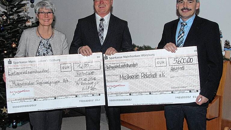 Vorsitzender Herbert Züchner (Mitte) übergab eine Spende an die Leiterin der Mukoviszidose Regionalgruppe Unterfranken, Rosalie Keller, und erhielt selbst für den Musikverein eine Spende vom Vorsitzenden des Fördervereins Erwin Gerhard (rechts).