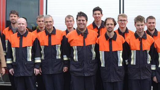 14 Feuerwehrleute legten Leistungsprüfung ab       -  (mia)  14 Kameraden der Feuerwehr Altbessingen legten ihre Leistungsprüfung ab, heißt es in einer Pressemitteilung. Die Feuerwehrmänner waren zwischen 17 und 52 Jahre alt. Siebenmal wurde das Abzeichen in Bronze, dreimal in Silber, zweimal Gold Stufe 3, einmal Gold Stufe 5 und einmal die Endstufe Gold 6 erfolgreich abgelegt. Es ist den Verantwortlichen der Wehr um den Kommandanten Udo Pfeuffer und Zweiten Kommandanten Martin Weismann gelungen, Feuerwehrwissen zu schulen, Einsatzbereitschaft zu steigern und die Mannschaft für die Leistungsprüfung zu motivieren. Die Schiedsrichter, Bürgermeisterin Anna Stolz, die Ortssprecherin Bettina Schmitt und Pfarrvikar Johannes Werst sowie einige Zuschauer überzeugten sich von der Leistungsfähigkeit und dem Ausbildungsstand der Feuerwehr. Im Bild von links: KBM Stefan Brust, Jürgen Illek, Kommandant Stadt Arnstein, Martin Weismann, Bürgermeisterin Anna Stolz, Peter Rosenberger, Michael Seidenspinner, David Herold, Stefan Kuhn, Andreas Leppich, Fabian Weismann, Jakob Kuhn, Christian Reuter, Lukas Heil, Pascal Warmuth, Christian Göbel, Gregor Pfeffermann, Daniel Kuhn, Udo Pfeuffer, KBI Georg Rumpel.