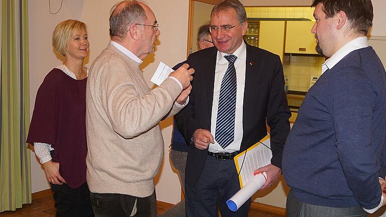 Interessierte Zuhörer gab es beim Informations- und Diskussionsabend zum Thema 'Ehe für alle' in Estenfeld. Auch nach dem offiziellen Teil stellte sich Bundestagsabgeordneter Paul Lehrieder (CSU, Bildmitte) den Gesprächen. Interessierte Zuhörer gab es beim Informations- und Diskussionsabend zum Thema 'Ehe für alle' in Estenfeld. Auch nach dem offiziellen Teil stellte sich Bundestagsabgeordneter Paul Lehrieder (CSU, Bildmitte) den Gesprächen.