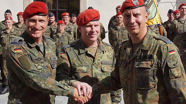 Bataillonskommandeur Oberstleutnant Frank Dannenberg (Mitte) übergab die 3. Kompanie des Logistikbataillons 467 von Hauptmann Christian Langlhofer (rechts) an Hauptmann Raymond Kalus (links).