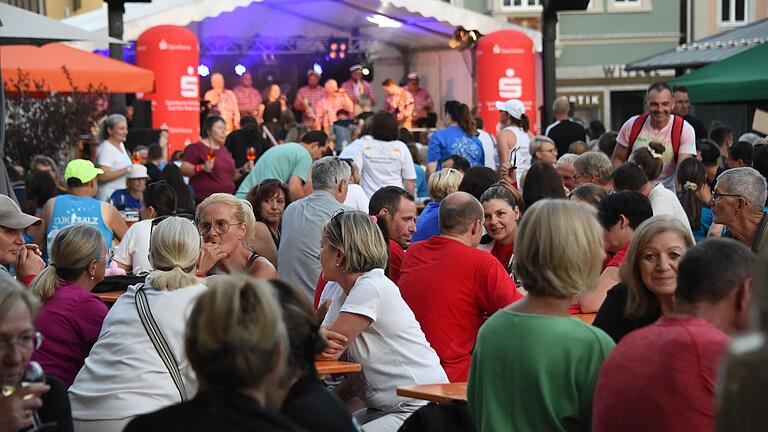 Nach dem Stadtlauf gab es musikalische Unterhaltung für das Publikum auf dem Marktplatz von Bad Neustadt.