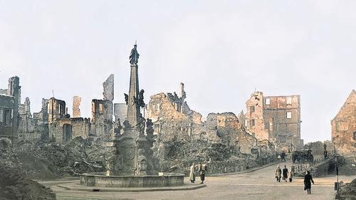 Der Kampf um Würzburg ist beendet, die Straßen sind geräumt. Am Vierröhrenbrunnen steht ein deutscher Hilfspolizist, während ein amerikanischer Kommando-Wagen auf die Alter Mainbrücke fährt. Wir entnahmen das bisher unveröffentlichte Bild dem Buch „Hoffnung, die aus Trümmern wuchs“. Der Kampf um Würzburg ist beendet, die Straßen sind geräumt. Am Vierröhrenbrunnen steht ein deutscher Hilfspolizist, während ein amerikanischer Kommando-Wagen auf die Alter Mainbrücke fährt. Wir entnahmen das bisher unveröffentlichte Bild dem Buch „Hoffnung, die aus Trümmern wuchs“.