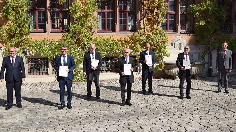 Regierungspräsident Eugen Ehmann (von links) zeichnete verdiente Kommunalpolitiker aus: Martin Mack, Otto Kunzmann, Lothar Riedel, Siegfried Ständecke und Wolfgang Anger. Es gratulierte Landrat Florian Töpper.