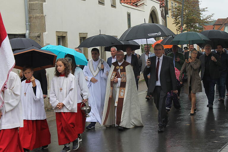 Nach dem Gottesdienst zog die Kirchenparade mit den Ehrengästen und Ortsvereinen zurück zur Festhalle. Im Bild (vorne re.) Bürgermeister Ansgar Zimmer sowie Pfarrer Leo Brand (Bildmitte)