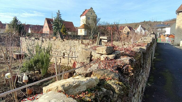 1655 wurden die Gärten vor dem Mühltor in Frickenhausen angelegt. Nun steht im Raum, ob anstelle eines Teils der Gärten Parkplätze entstehen könnten. Die Mauer neben dem Fußweg könnte stehen bleiben. 1655 wurden die Gärten vor dem Mühltor in Frickenhausen angelegt. Nun steht im Raum, ob anstelle eines Teils der Gärten Parkplätze entstehen könnten. Die Mauer neben dem Fußweg könnte stehen bleiben.