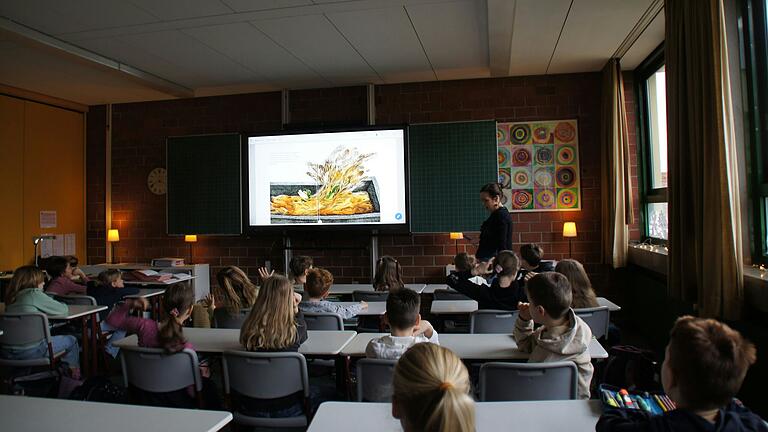 Die Klasse 3a lauschte Lea Bühler, Leiterin der Stadtbibliothek Dettelbach. Die Klasse 3a lauschte Lea Bühler, Leiterin der Stadtbibliothek Dettelbach.
