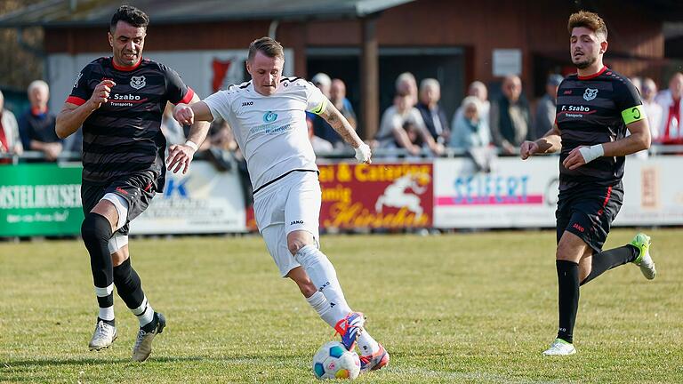 Silas Krebelder (Mitte) setzt sich in der Kreisliga-Partie zwischen der TSG Sommerhausen und dem TSV Lengfeld gegen Mohamed Ali Boujnah (links) und Muamer Celic durch. Zur neuen Saison schließt sich Krebelder, der aktuell für die TSG Sommerhausen spielt, der SpVgg Giebelstadt an.