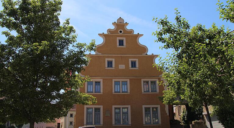 Sehenswert ist auch das Renaissance-Rathaus in Gaukönigshofen. Sehenswert ist auch das Renaissance-Rathaus in Gaukönigshofen.
