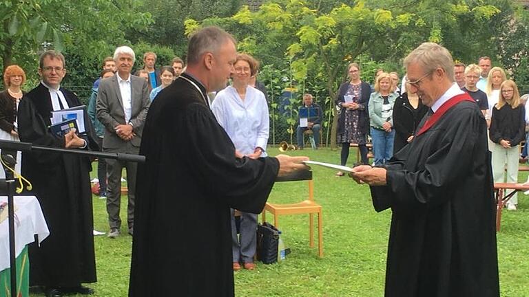 Wilfried Abel (rechts) wurde als Lektor in der Evangelisch–Lutherischen Kirchengemeinde Marktheidenfeld von Dekan Till Roth eingeführt. Wilfried Abel (rechts) wurde als Lektor in der Evangelisch–Lutherischen Kirchengemeinde Marktheidenfeld von Dekan Till Roth eingeführt.