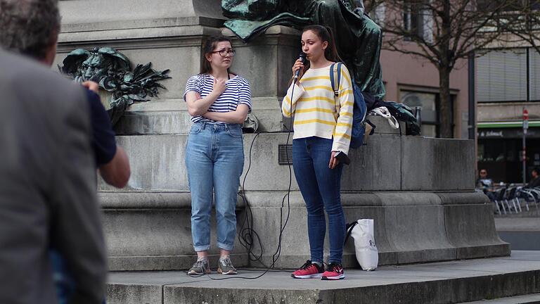 Die Studentin und Aktivistin Karina Deshpan und die junge Ukrainerin Marianna sprechen bei der Friedensdemo auf dem Marktplatz in Schweinfurt Die Studentin und Aktivistin Karina Deshpan und die junge Ukrainerin Marianna sprechen bei der Friedensdemo auf dem Marktplatz in Schweinfurt