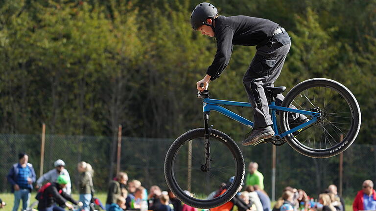 Der Dirtpark des TSV Stangenroth ist eröffnet       -  Sprünge statt Tore: Auf einer Gesamtfläche von 90 auf 35 Metern mit einer Streckenlänge von 500 Metern wurde auf dem alten TSV-Sportplatz ein Zweirad-Vergnügen der besonderen Art etabliert.