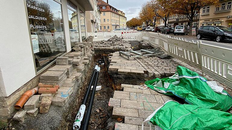 Das Verlegen von Wärmeleitungen innerhalb eines dicht bebauten Altorts ist zeit- und kostenaufwändig. Das Beispielbild zeigt entsprechende Arbeiten in Ostheim vor der Rhön (Lkr. Rhön-Grabfeld).