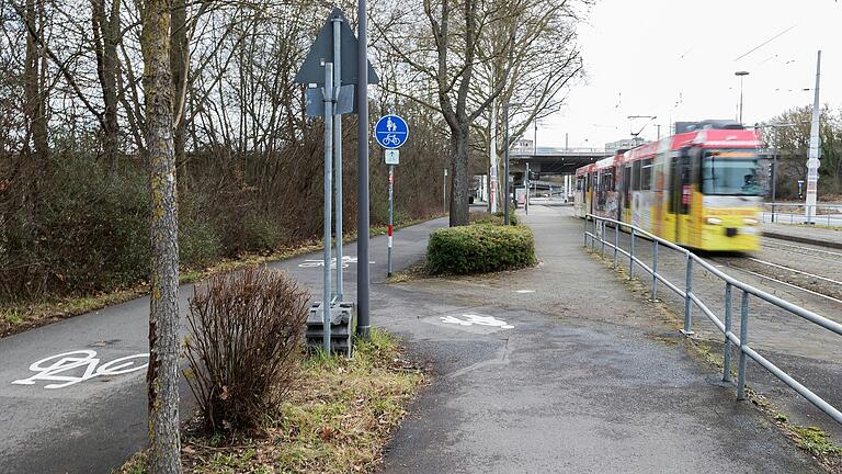 An der Haltestelle Dallenbergbad in Würzburg kam es am Donnerstagabend zu einem sexuellen Übergriff auf eine Frau. Die Polizei bittet nun um Mithilfe der Bevölkerung.
