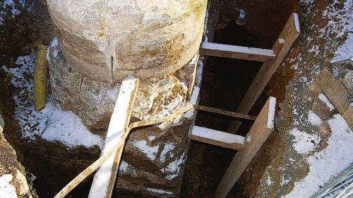 An der Stadtpfarrkirche in Bad Königshofen gibt es in diesen Tagen einige Baustellen. Der Grund: Ein Stein am Kirchengiebel hat sich verschoben. Deshalb werden nun Befund-Untersuchungen durchgeführt, um die Standfestigkeit des Bad Königshöfer Gotteshauses zu prüfen, das vor mehr als 550 Jahren gebaut wurde.