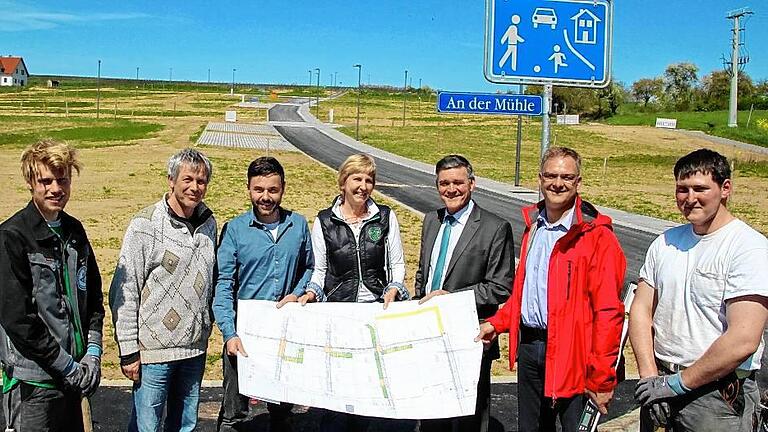 Den zweiten Bauabschnitt des Neubaugebiets &bdquo;An der Schaubmühle&ldquo; in Volkach übergaben (von links) Hannes Skirde (Bauarbeiter), Martin Pfeuffer (Tiefbaufirma), Christian Horn (Planer), Petra Lemke (Bauleiterin ), Bürgermeister Peter Kornell, Ottmar Böhnlein (Bauverwaltung der Stadt) und Otto Polednik (Bauarbeiter) der Öffentlichkeit.