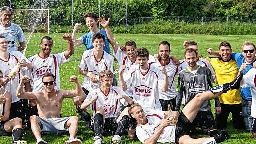 Der Meistertitel in der Fußball-A-Klasse Schweinfurt 2 geht an die SG Dittelbrunn. Hinten von links: Roland Schäfer (Abteilungsleiter), Ulli Baumann (Trainer), Matin Thomann (Co-Trainer) und Marcel Pörtner; mittlere Reihe: Ute Walter (Betreuerin), Kelvin Davis, Tizian Neugebauer, Sebastian Witt, Curtis Davis, Konstantin Jehn, Fabian Brand, Maximilian Walter, Michael Schick (Spielführer), Julian Shanbahg, Marcel Greubel, Alexander Mai, Robert Trost, Sven Kolitsch, Tobias Grimm und Nicolai Hartmann; vorne: Henning Rakel, Jonas Wunder, Christoph Schirling und Brian Kaiser.