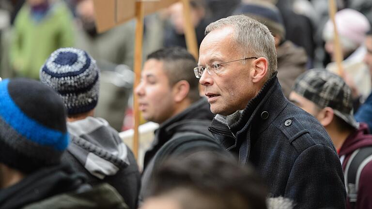 Fl?chtlinge demonstrieren f?r friedliches Miteinander       -  Etwa 200 Fl?chtlinge und Unterst?tzer demonstrieren am Samstzag (23.01.16) in der W?rzburger Innenstadt unter dem Mottot Coexistenz f?r ein friedliches Zusammenleben zwischen Deutschen und Immigranten. Auf Schildern wenden sie sich explizit gegen Gewalt und Sexismus und fordern stattdessen Frieden und Tolerant.