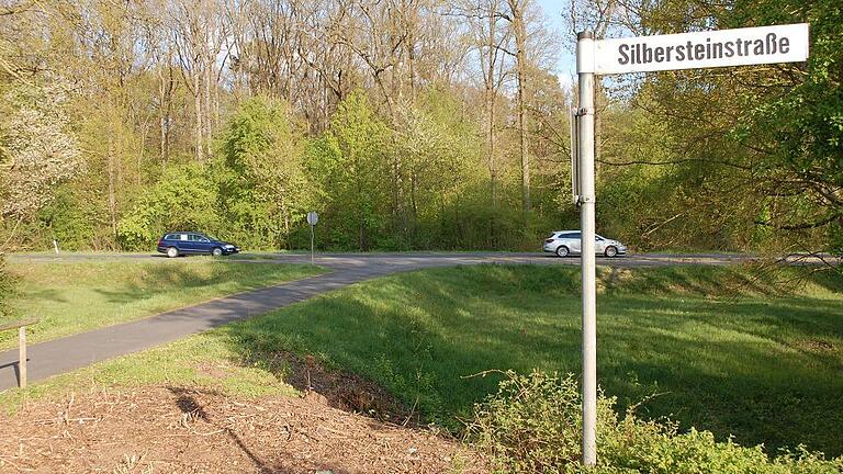 Die bisher Fußgängern und Radfahrern vorbehaltene Öffnung von der Carl-Benz-/Silbersteinstraße auf die Schwebheimer Landstraße (Staatsstraße 2271, hinten) wird vorübergehend auch für den Autoverkehr geöffnet. Die bisher Fußgängern und Radfahrern vorbehaltene Öffnung von der Carl-Benz-/Silbersteinstraße auf die Schwebheimer Landstraße (Staatsstraße 2271, hinten) wird vorübergehend auch für den Autoverkehr geöffnet.