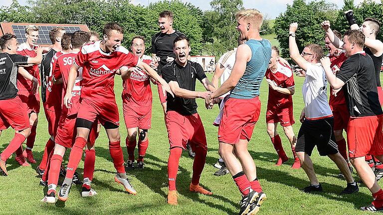 So feiert ein Aufsteiger: Die Kicker der SG Urspringen-Sondheim/Rhön bejubeln ihren 3:0-Sieg im Relegationsspiel gegen den TSV Nordheim. Nächste Saison kickt die Spielgemeinschaft in der Kreisliga. So feiert ein Aufsteiger: Die Kicker der SG Urspringen-Sondheim/Rhön bejubeln ihren 3:0-Sieg im Relegationsspiel gegen den TSV Nordheim. Nächste Saison kickt die Spielgemeinschaft in der Kreisliga.