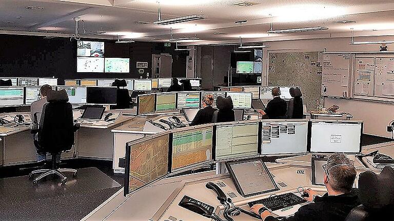 Die Integrierte Leitstelle in Schweinfurt koordiniert die Rettungs- und Feuerwehreinsätze in der Region Main-Rhön. Die schweren Unwetter der vergangenen Tage haben das Personal stark gefordert. Die Integrierte Leitstelle in Schweinfurt koordiniert die Rettungs- und Feuerwehreinsätze in der Region Main-Rhön. Die schweren Unwetter der vergangenen Tage haben das Personal stark gefordert.