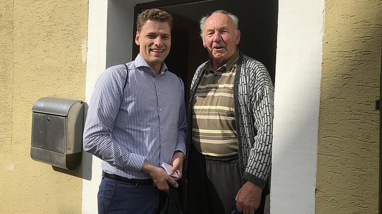 Christian Staat, Europakandidat der CSU Unterfranken, trifft beim Haustür-Wahlkampf in Schonungen Josef Brand.