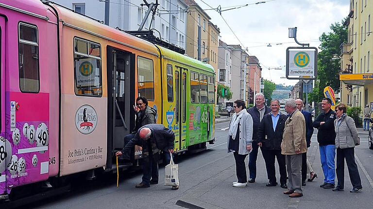 Günther Rinke legte beim Termin der Seniorenvertretung den Zollstock an: An der Haltestelle Arndtstraße beträgt die Ausstiegshöhe der Straßenbahnen bis zu 38 Zentimeter.