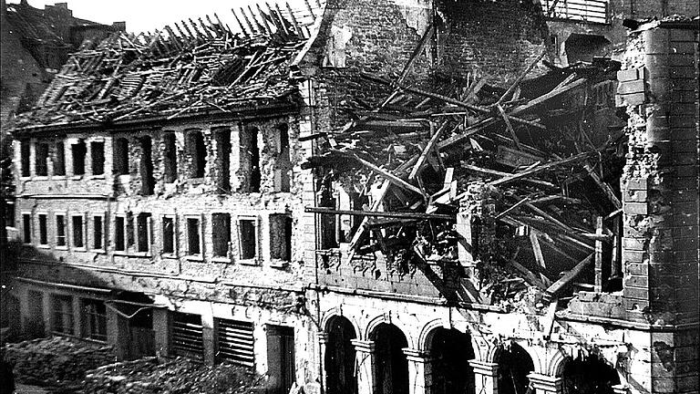 Der Luftminen-Angriff am 19. Februar richtete heftige Schäden an wie hier am ehemaligen Hof Großrambach in der Eichhornstraße 23.