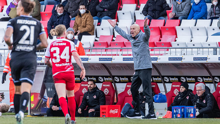 Trainer Ralf Santelli und seine Würzbuger Kickers wollen am Freitagabend gegen Viktoria Köln den nächsten Heimdreier einfahren.