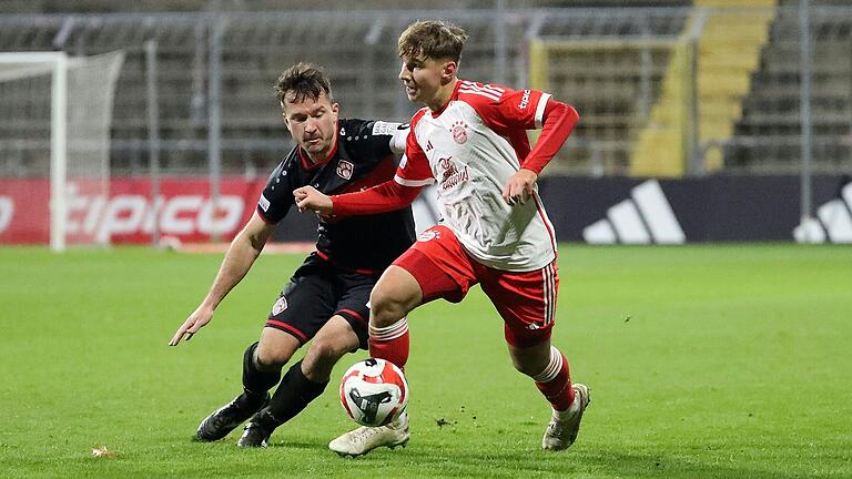 Der FC Bayern München II (rechts Max Scholze) ist der einzige bayerische Regionalligist, der neben den Würzburger Kickers (links Peter Kurzweg) eine Drittliga-Zulassung beantragt hat.