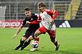 Der FC Bayern München II (rechts Max Scholze) ist der einzige bayerische Regionalligist, der neben den Würzburger Kickers (links Peter Kurzweg) eine Drittliga-Zulassung beantragt hat.