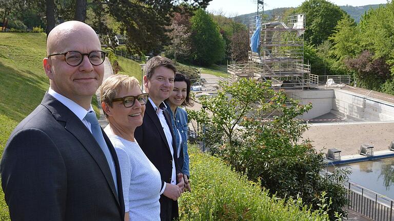 Besichtigten den Sanierungsbeginn im Terrassenschwimmbad in Bad Kissingen: OB Dirk Vogel, MdB Sabine Dittmar (SPD), Innenstaatssekretär Sandro Kirchner (CSU) und MdB Dorothee Bär (CDU/CSU).