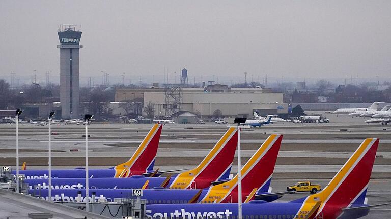 Flugzeug in den USA von Kugel getroffen       -  Die Kugel schlug nahe dem Cockpit ein. (Symbolbild)