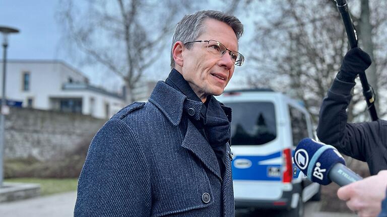 Oberbürgermeister Sebastian Remelé bei einer Polizeikontrolle im Chateaudunpark in Schweinfurt. Oberbürgermeister Sebastian Remelé bei einer Polizeikontrolle im Chateaudunpark in Schweinfurt.