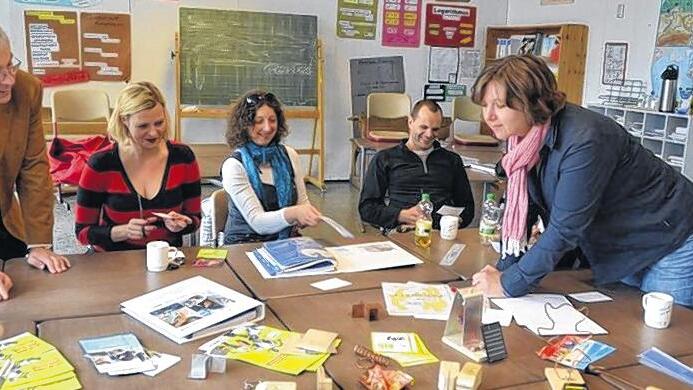 Workshop: Kürzlich wurde ein Kooperationsvertrag zwischen der Mittelschule Waldbüttelbrunn und der Höchberger Firma CareFusion geschlossen. Im Vorfeld konnten die Lehrkräfte das Ausbildungskonzept selbst ausprobieren. Mit dabei (im Bild links) Ausbildungsleiter Josef Oestheimer und die Initiatorin, Sozialpädagogin Gudrun Strehl (Bildmitte).