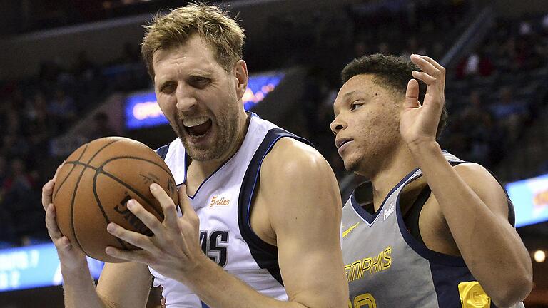 Dirk Nowitzki behauptet bei der Partie in Memphis gegen Ivan Rabb die Kugel.