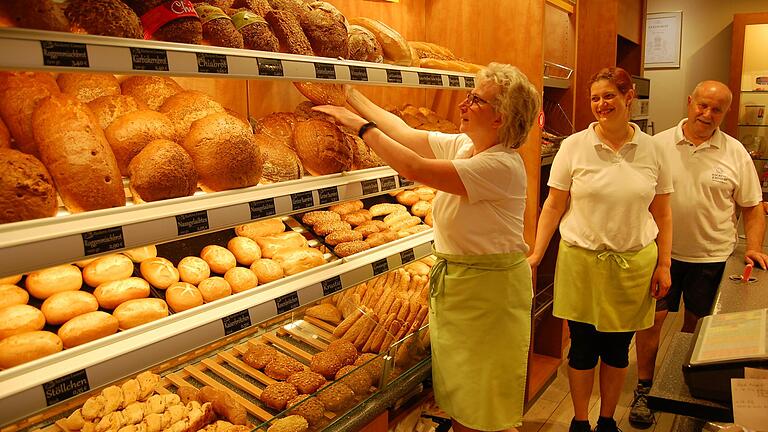 Elke (links) und Walter Emmert (rechts) schließen zum 31. Juli 2021 ihre Bäckerei in Hammelburg. Verkäuferin Susanne Meder (Mitte) ist schon seit 25 Jahren im Verkauf dabei.&nbsp;