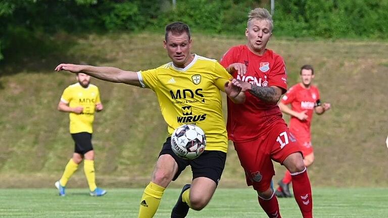 Thulbas Spielertrainer Oliver Mützel (links) im Pokalspiel gegen Aubstadts Jens Trunk. Foto: Anand Anders       -  Thulbas Spielertrainer Oliver Mützel (links) im Pokalspiel gegen Aubstadts Jens Trunk. Foto: Anand Anders