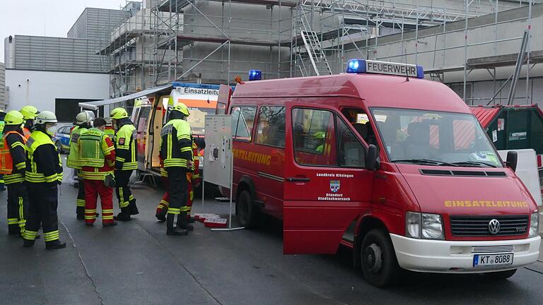 Der Brand auf der Baustelle der Klink Kitzinger Land löste am Mittwochnachmittag einen Großeinsatz von Feuerwehr, BRK und THW aus.