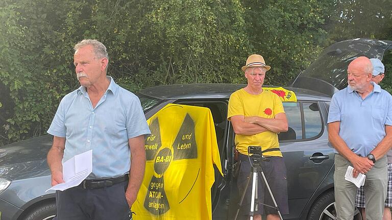 Am Tag der Sprengung der Kühltürme fand in Bergrheinfeld ein Anti-Atom-Picknick statt. Von links MdL Paul Knoblach (Garstadt), BA-BI-Sprecher Christian Schäflein und Hans-Josef Fell, ehemaliger Bundestagsabgeordneter aus Hammelburg.&nbsp;