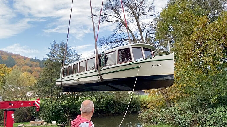 Die 'Saline' wird von einem Kran sanft aus dem Wasser gehoben.