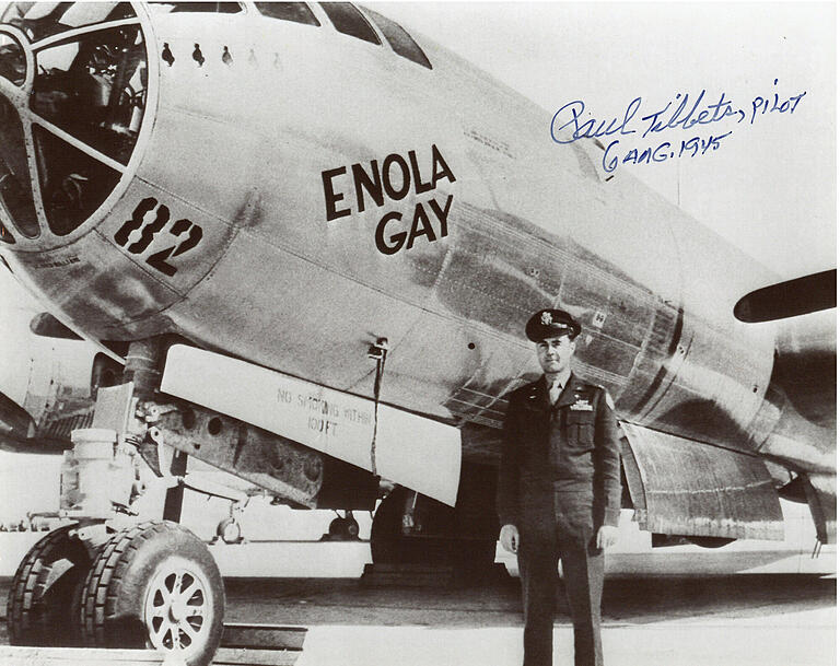 Blickwinkel USA: Ein signiertes Foto von Physiker Paul Tibbets, dem PIloten der am 6. August 1945 über Hiroshima eingesetzten 'Enola Gay'.