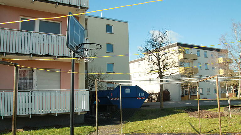 Dieser Innenbereich zwischen den Wohnblocks im Karlstadter Stationsweg könnte nach Abriss und Neu-Positionierung der Häuser 30 und 32 neu gestaltet und deutlich aufgewertet werden.