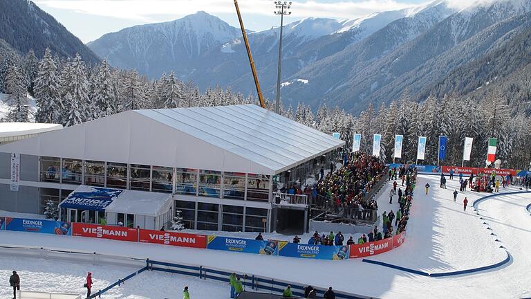 Biathlon-Weltcup in Antholz: Auch in diesem Jahr hat das Bad Königshöfer Zeltbau-Unternehmen Eschenbach am italienischen Veranstaltungsort unter anderem ein großes Doppelstockzelt aufgestellt. Das Foto entstand kurz vor Beginn der Corona-Pandemie.