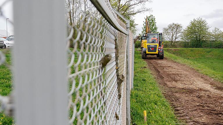 Auf dem US-Militärflugplatz Katterbach Airfield bei Ansbach wird derzeit mit PFAS verseuchter Boden saniert. In Bayern gibt es Dutzende vergleichbarer Fälle. Auf dem US-Militärflugplatz Katterbach Airfield bei Ansbach wird derzeit mit PFAS verseuchter Boden saniert. In Bayern gibt es Dutzende vergleichbarer Fälle.