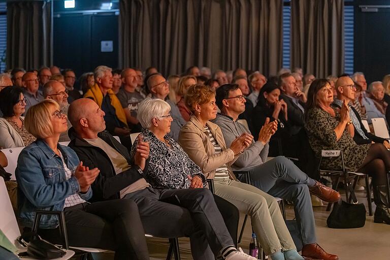 Einen etwas größeren Zuspruch hatte Organisator Clemens Lucas beim 'Highlight' des diesjährigen Nachsommer-Programms, Chris Boettcher mit Big Band, erwartet. Einen etwas größeren Zuspruch hatte Organisator Clemens Lucas beim 'Highlight' des diesjährigen Nachsommer-Programms, Chris Boettcher mit Big Band, erwartet.