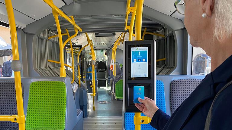 Bargeld soll im Schweinfurter Stadtbusverkehr bald passé sein. Die Stadtwerke Schweinfurt führen das neue bargeldlose Ticketsystem 'SWeasy' ein.