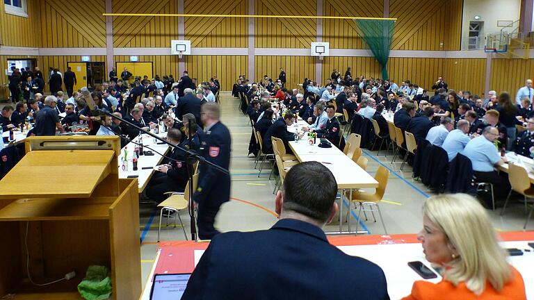 Feuerwehrführungskräfte aus dem ganzen Landkreis Kitzingen trafen sich in der Mainschleifenhalle in Volkach. Feuerwehrführungskräfte aus dem ganzen Landkreis Kitzingen trafen sich in der Mainschleifenhalle in Volkach.