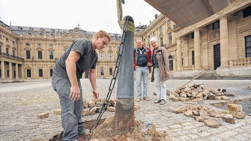 Für Musketier D'Artagnan müssen Residenz-Poller weichen - (ej) Die Absperrpoller vor dem Ehrenhof der Residenz müssen alle weg, denn die würden die Dreharbeiten zu dem Hollywoodstreifen „Die drei Musketiere“ mit Superstar Orlando Bloom stören. Solche Poller gab es schließlich im 17. Jahrhundert am Hof des französischen Königs nicht. Am Montag rücken die Filmteams mit den Schauspielern nach dem Zeitplan der Constantin-Film an, sagt der Chef der staatlichen Schlösser in Würzburg, Gerhard Weiler. Etwa 20 der festverankerten Eisenteile müssen die Arbeiter der Würzburger Pflasterbau mit dem Bagger und in solider Handarbeit herausreißen und dann die Löcher wieder verschließen. Gleichzeitig werden an der Rückseite der Residenz rund um den Brunnen im Ostgarten große Holzdielen verlegt. Das wird dann später im Film ein Tanzboden sein, erzählen die Arbeiter, die im Auftrag der Constantin rund um die Residenz unterwegs sind. Die Vorbereitungen für den Filmdreh gehen in den nächsten Tagen weiter, es werden Rasenflächen abgedeckt und aufwändige Kulissen aufgebaut. Auch die Orte auf der Festung Marienberg, an denen Musketier D'Artagnan und seine Freunde ihre Abenteuer erleben, werden wieder historisch gemacht. Viele Schilder müssen dort abgebaut werden. Ab und zu, so Weiler, wird es im Hofgarten und in der Residenz zu Absperrungen kommen, wenn die Filmdrehs laufen. Für Musketier D'Artagnan müssen Residenz-Poller weichen - (ej) Die Absperrpoller vor dem Ehrenhof der Residenz müssen alle weg, denn die würden die Dreharbeiten zu dem Hollywoodstreifen „Die drei Musketiere“ mit Superstar Orlando Bloom stören. Solche Poller gab es schließlich im 17. Jahrhundert am Hof des französischen Königs nicht. Am Montag rücken die Filmteams mit den Schauspielern nach dem Zeitplan der Constantin-Film an, sagt der Chef der staatlichen Schlösser in Würzburg, Gerhard Weiler. Etwa 20 der festverankerten Eisenteile müssen die Arbeiter der Würzburger Pflasterbau mit dem Bagger und in solider Handarbeit herausreißen und dann die Löcher wieder verschließen. Gleichzeitig werden an der Rückseite der Residenz rund um den Brunnen im Ostgarten große Holzdielen verlegt. Das wird dann später im Film ein Tanzboden sein, erzählen die Arbeiter, die im Auftrag der Constantin rund um die Residenz unterwegs sind. Die Vorbereitungen für den Filmdreh gehen in den nächsten Tagen weiter, es werden Rasenflächen abgedeckt und aufwändige Kulissen aufgebaut. Auch die Orte auf der Festung Marienberg, an denen Musketier D'Artagnan und seine Freunde ihre Abenteuer erleben, werden wieder historisch gemacht. Viele Schilder müssen dort abgebaut werden. Ab und zu, so Weiler, wird es im Hofgarten und in der Residenz zu Absperrungen kommen, wenn die Filmdrehs laufen.