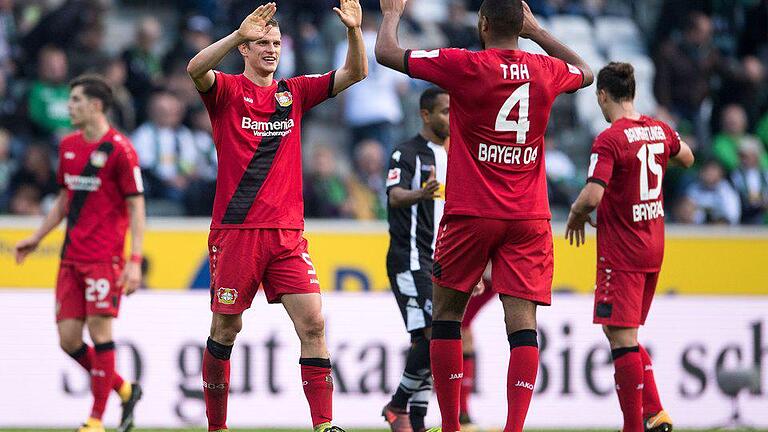 Borussia Mönchengladbach - Bayer Leverkusen       -  Nach starker Leistung bei Mönchengladbach können Leverkusens Sven Bender (l) und Jonathan Tah nach der Partie jubeln.